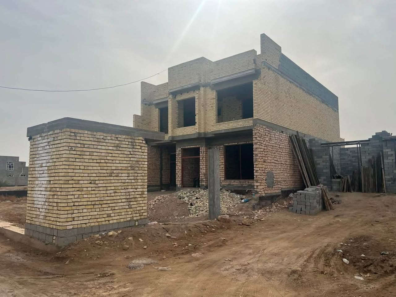 بيت للبيع طابو زراعي ٢٥ طابقين الخالدية ابو فليس شارع مدرسة عمر المختار قرب المستوصف مساحة الارض ٥٠٠ متر 
مساحة البناء ٣٢٠ متر الطابق الاول بناء حجر غرفتين صاله ديوانية مطبخ حمام + تواليت +  مخزن + تواليت خارجي حديقة كراج 
 الطابق الثاني بناء طابوق غرفتين سويت صاله 
تأسيس ماء  مجاري سبالت وكهرباء تصفير لبخ حمامات ومطبخ


**إذا كنت صاحب هذا الإعلان وتريد حذفه لأي سبب، رجاءا أرسل رسالة إلى الدعم الفني**