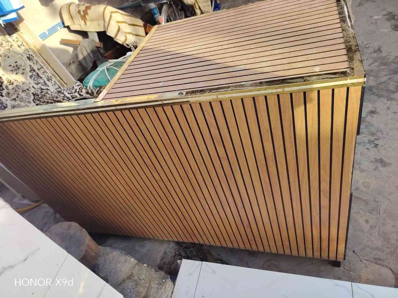 ميز للبيع  (ارتفاع متر) (طول مترونص )( عرض 75) حديد ثقيل ومغلف بديل الخشب ***********
