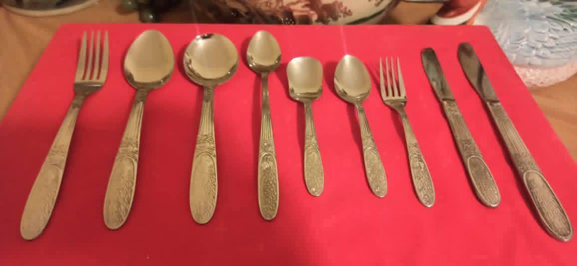 Antique Japanese table set 😎☝️
لو عايزه تجيبي طقم سفره مميز ياباني 🇯🇵

فبنقدملك طقم سفره ياباني 18/8 بسعر الصيني 👌
بعدد قطع كبير و قطع مختلفه لكل الاستخدامات 
من الاصدارات القديمه الاصليه
صناعه يابانيه تاكاياما 🎌
القطع مختومه 
عدد القطع 112 قطعه
12 قطعه من كل صنف
و هم كالاتي
12 شوكه كبيره
12 شوكه صغيره
12 ملعقه كبيره
12 ملعقه صغيره
12 ملعقه شوربه
12 ملعقه ايس كريم
12 ملعقه طويله للعصائر 
12 سكــ كبيره
12 سكــ صغيره

وطقم توزيع مكون من
( ملعقه غرف - شوكه - سكــ - مغرفه )

و بوزن تقيييييييييل 4 كيلو الا ربع صافي بدون الشنطه 😎💪 بورسعيد, مصر


**إذا كنت صاحب هذا الإعلان وتريد حذفه لأي سبب، رجاءا أرسل رسالة إلى الدعم الفني**