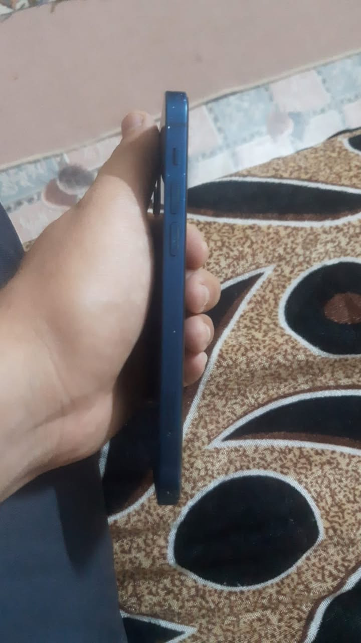 الذاكرة: 128 جيجابايت.
 حالة الجهاز: ما مفتوح نهائياً (بشرط الفحص، كل أغراضه بلادية).
 نسبة البطارية: 77% (أداء ممتاز ومستقر).
 ملاحظة هامة: الكسر الظاهر بالصورة هو باللازقة ضد الكسر (الشاشة سليمة 100%).
الجهاز بحالة ممتازة وجاهز للاستخدام مباشرة.
📞 للاستفسار والتواصل:
يرجى الاتصال أو المراسلة عبر الواتساب على الرقم:
***********
