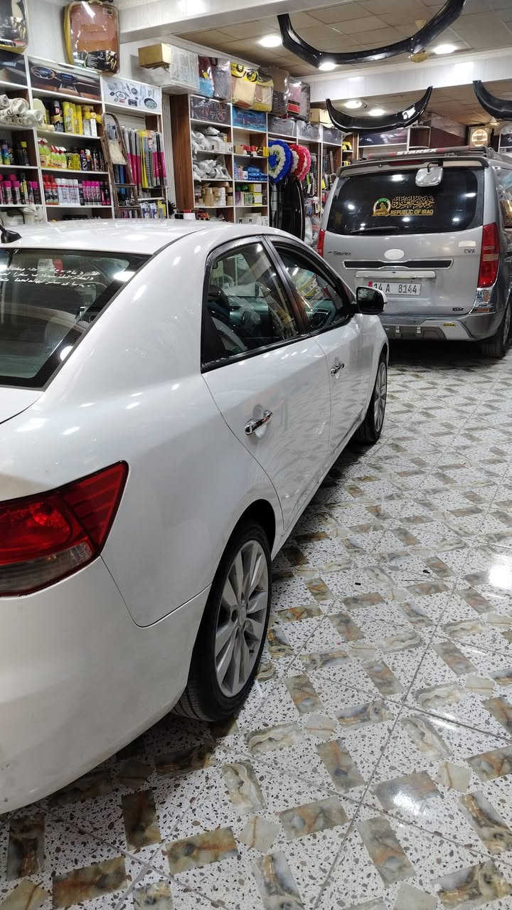 كيا سيراتو 2013 خليجي محرك 2000 
رقم دولي شفتات ستيرن تحكمات مري شفط 
مكينه كير حداديه تبريد تخم تاير كله جديد 
بيها كارت بخشم الجاملغ الخلفي ومأشره بالصور 
وبارد بخشم الجاملغ الامامي بسيط جدآ الباقي كفاله 
وكاله او تحويل حاضر السعر 115 وبيها مجال بسيط 
للأستفسار ***********
