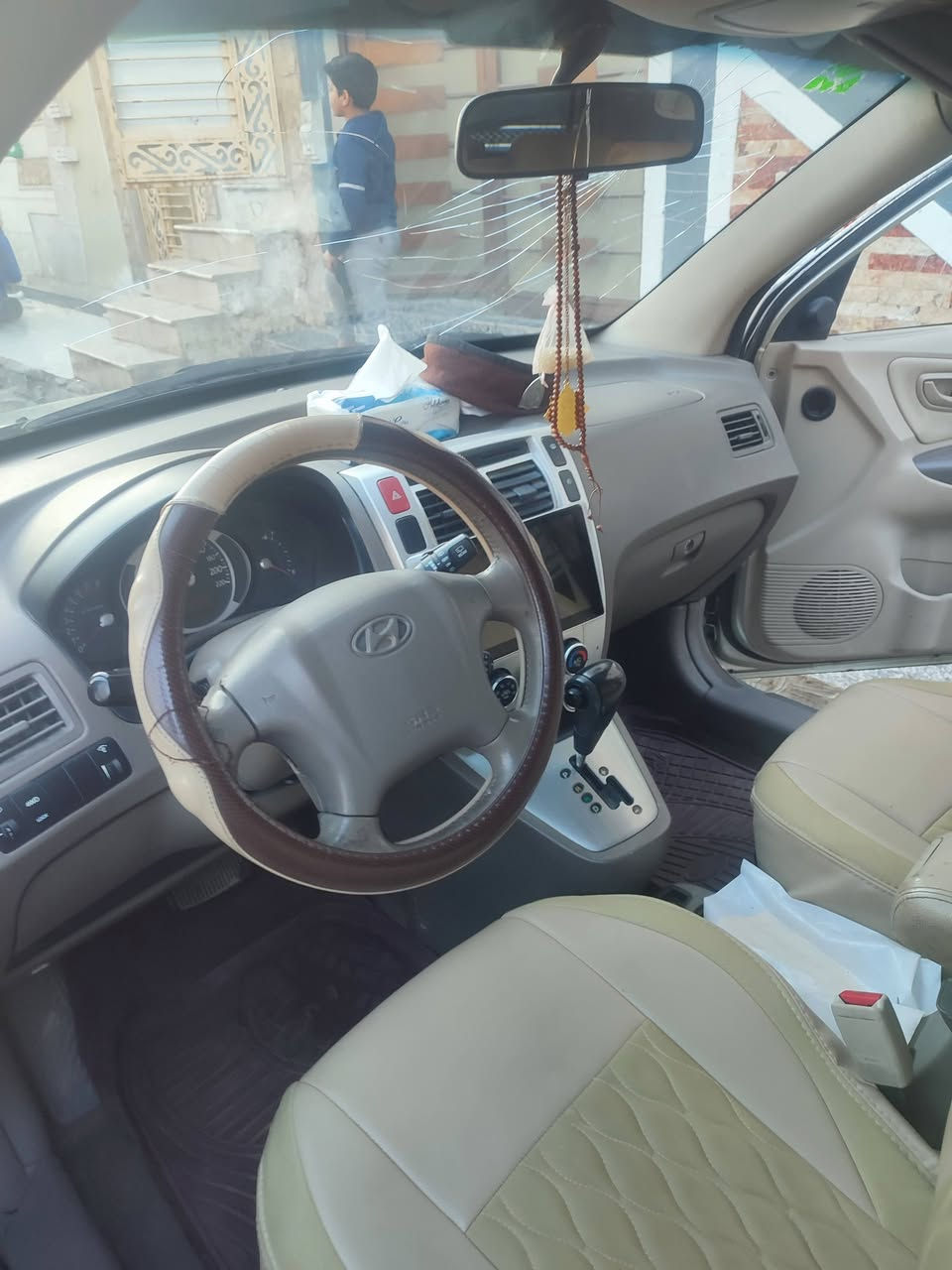 توسان ادوات لبيع بيها كصا واحد سعر ٤٣ وبيها مجال مكينا بانزين بيها ارقام وسنويه طبق لصل وين ماعجبك روح دك حاسبه العنوان بصرا رقم الهاتف ***********
