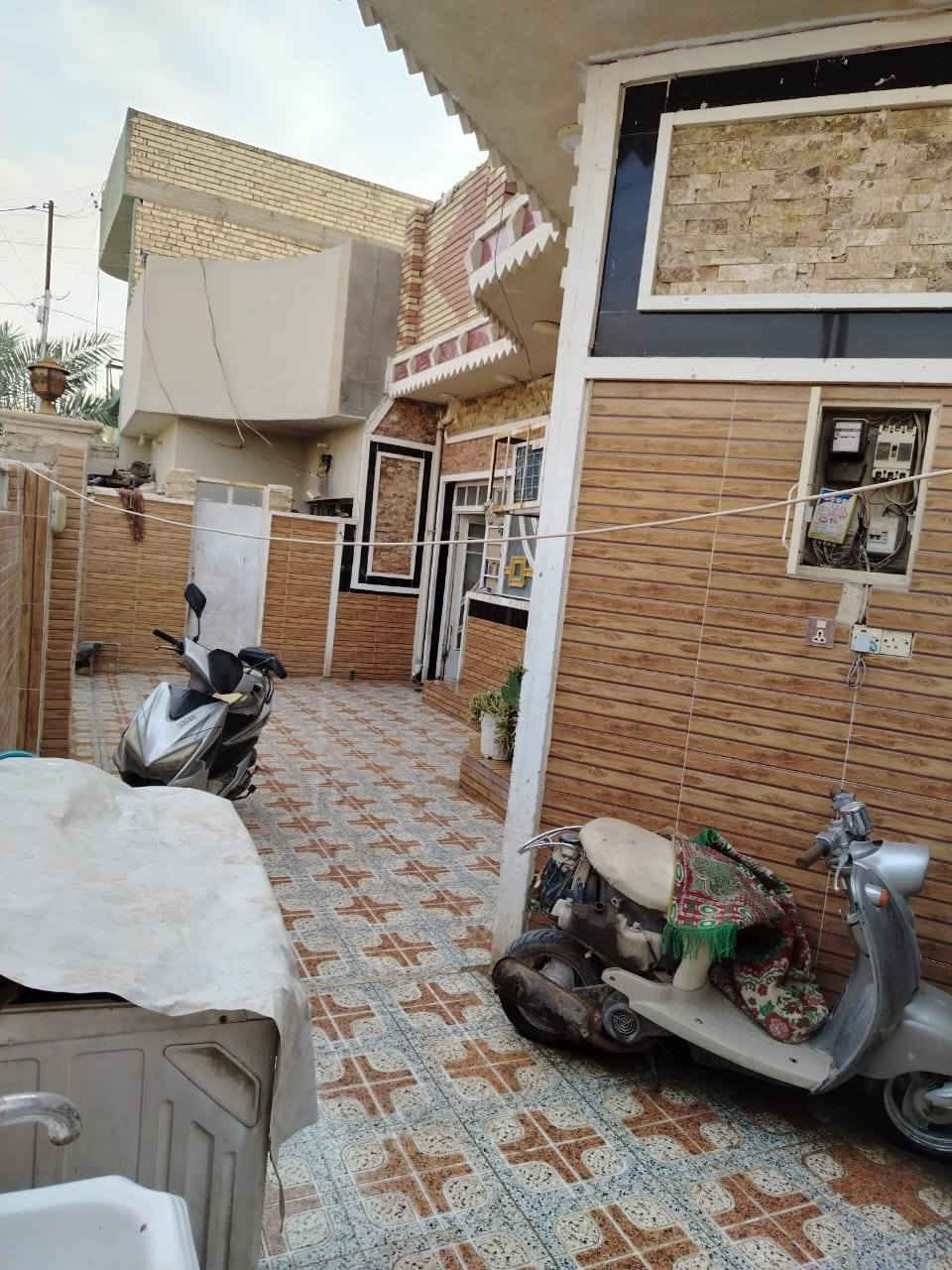 السلام عليكم بيت للبيع  طابقين مساحه ٢٠٥ متر يحتوي على أربع غرف نوم واستقبال وصاله ومطبخ بيت جديد ونضيف ارضيه مرمر وجدران سيراميك يقع في حي المعلمين خلف أسواق الامسيباوي قريب ع شارع العام  نوع العقار زراعي للاستفسار اتصال ***********
