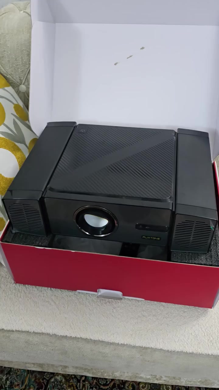 (البروجيكتور) من ماركة FLIXTONE:
المواصفات التقنية والعرض
​الدقة الأصلية (Native Resolution): دقة 1080p Full HD حقيقية (1920 \times 1080 بكسل).
نظام اندرويد حديث يوتيوب سوق بلي
حجم الصوره 300 انج تقريبا ٦ متر 
​دعم المحتوى: يدعم تشغيل محتوى بجودة 4K (4K Support).
​السطوع: قوة إضاءة تصل إلى 2300 ANSI ، مما يعني وضوحاً جيداً حتى في الإضاءة المتوسطة او العاليه 
​تقنية الألوان: يدعم تقنية HDR10 لتحسين التباين وعمق الألوان.
​الصوت والمميزات الذكية
​نظام الصوت: يحتوي على سماعات مدمجة بنظام Surround Sound بقدرة 15 واط × 2، مما يوفر صوتاً محيطياً قوياً.
​التعديل التلقائي (Auto Correction): يدعم ميزة التصحيح التلقائي للصورة (الكيستون)، مما يسهل ضبط زوايا العرض دون عناء يدوي.
​العدسة: عدسة بقياس 155 مم مع حساسات أمامية بجانب العدسة للمساعدة في التركيز والتصحيح التلقائي.
​التصميم
​يتميز بتصميم عصري باللون  الفضي مع وجود فتحات تهوية كبيرة على الجوانب لضمان تبريد الجهاز أثناء التشغيل الطويل.


**إذا كنت صاحب هذا الإعلان وتريد حذفه لأي سبب، رجاءا أرسل رسالة إلى الدعم الفني**