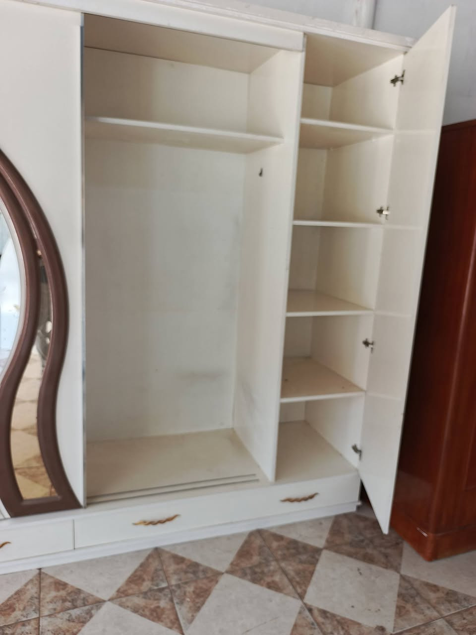 غرفه نوم تركيه 8 قطع 
📍 الموقع: كركوك – شارع صلاح الدين (خان تمر) – قرب ماركت صباح.
📞 للإستفسار والحجز المباشر:
هاتف: ***********
واتساب: ***********
📱 تابعونا للمزيد من العروض الحصرية:
تيك توك & إنستغرام: aslan_kirkuk
🚚 التوصيل: متوفر داخل كركوك فقط.
🔄 ملاحظة: (إذا عندك غرفة تريد تبيعها.. نحن نشتري غرف النوم والأثاث المستعمل أيضاً! أرسل لنا الصور على الخاص أو الواتساب ونعطيك أفضل سعر).
معرض أصلان.. نورتونا، وبيتنا بيتكم! 🦁🌹
