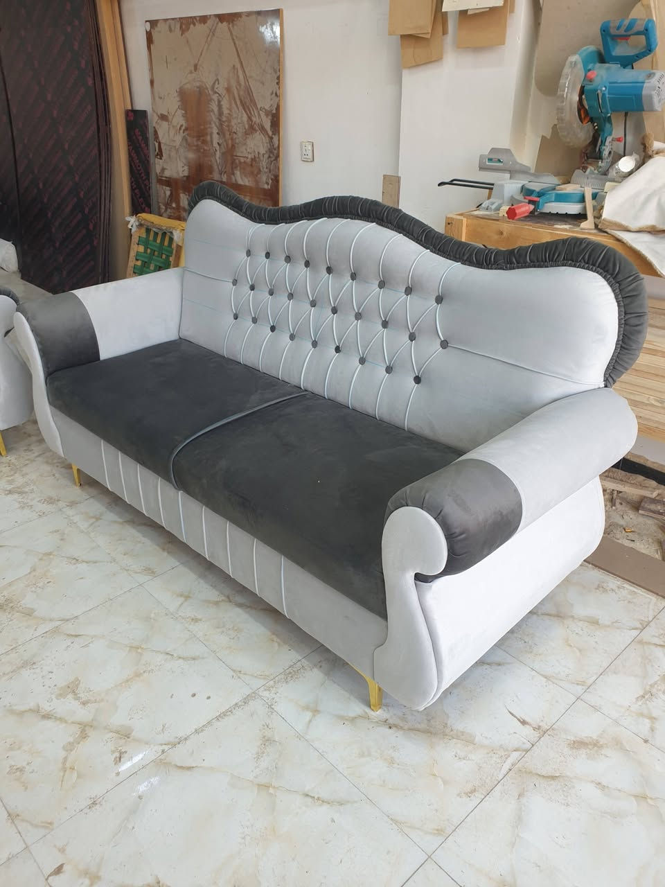 ((للهم صلي على محمد وال محمد ))
تصميم راقي يليق بمنزلك! 🏡✨

📢 تخم جديد تم تركيبه لأحد زبائننا الكرام، بتصميم يجمع بين الأناقة والفخامة!
🛋️ خامات عالية الجودة
🎨 ألوان متناسقة تناسب جميع الأذواق
🛠️ تنفيذ متقن بأدق التفاصيل

🔹 هل ترغب في تجديد أثاث منزلك؟
🔹 أو إعادة تصميم تخمك القديم ليصبح كالجديد؟

📩 تواصل معنا الآن واحصل على تصميم فريد يناسب ذوقك!
العنوان ((كربلاء ))
للاتصال 📞 ((***********))

#دوشمة_كربلاء #تصميم_أثاث #تجديد_الأثاث #فخامة_و_أناقة #تصليح_قنفات #ديكور #معمل_بروف_للاثاث 
#كربلاء @أبرز المعجبين معمل بروف للاثاث
