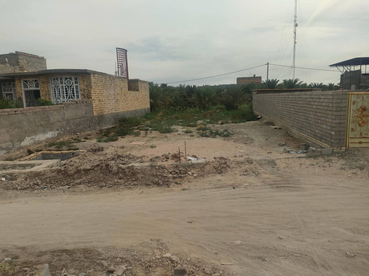 قطعة للبيع في الفتحية
منطقة الساكية
مساحتها ٤٠٠ تقريبا
طابو زراعي 
مدفونه ومطلعيلها ماي وقريب ع الشارع 
سعرها 35 مليون
للاستفسار ***********
