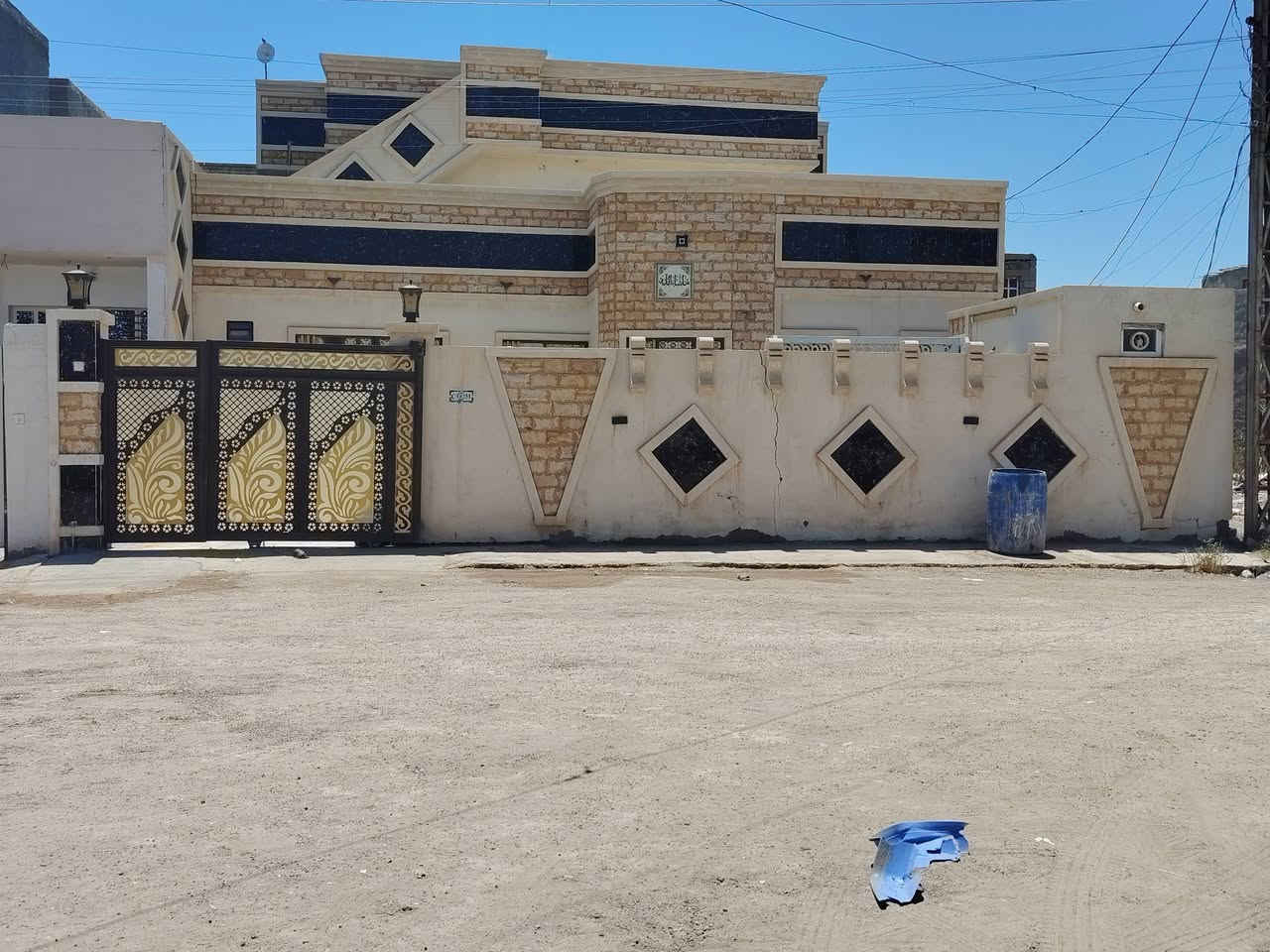 بيت للبيع ب حي الشهداء
ب ٢٣ البيت على ساحه 
المساحة 250 
بناء ابلوك 
يتكون البيت 
من اربع أقرف
غريب على شارع 40
السعر 115 وبي مجال
رقم الهاتف
***********
***********
