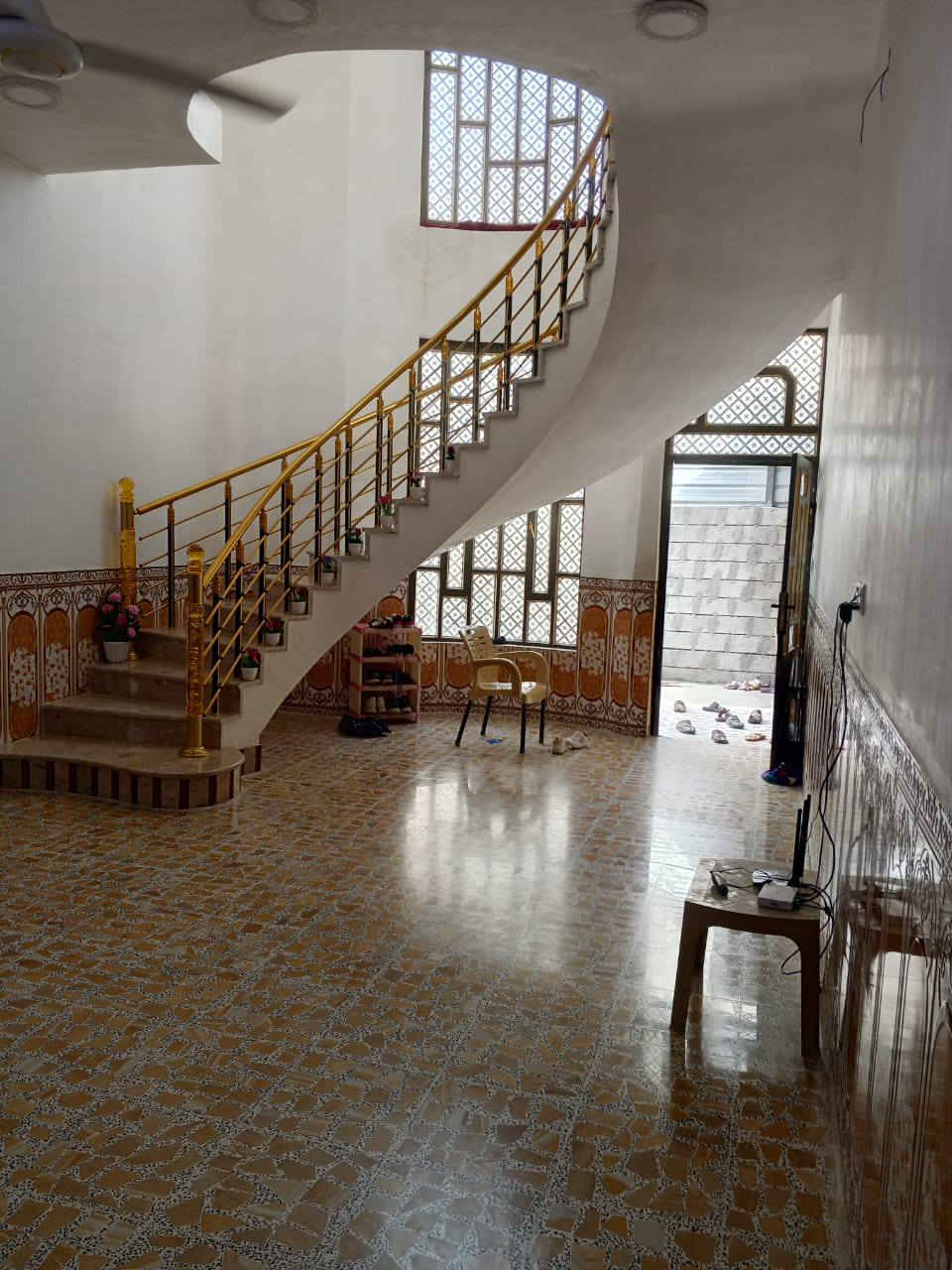 دار للبيع مساحته الكاع 700 مساحة البناء 200 طابو زراعي مكان دار علة حي قدس بناء حديث مدخل شارع الخدمي وية سدة مال مطار جهة اليسرة ثالث فرع سعر 130وبي مجال حك جية ستفسار تصل عل رقم الهاتف ***********
