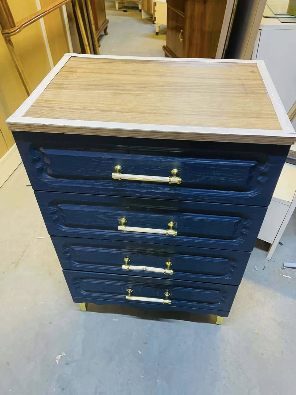 غرفه للبيع كلششش نضيفه مابيها اي أضرار ب٦٠٠ عنوان بغداد الحريه ***********
