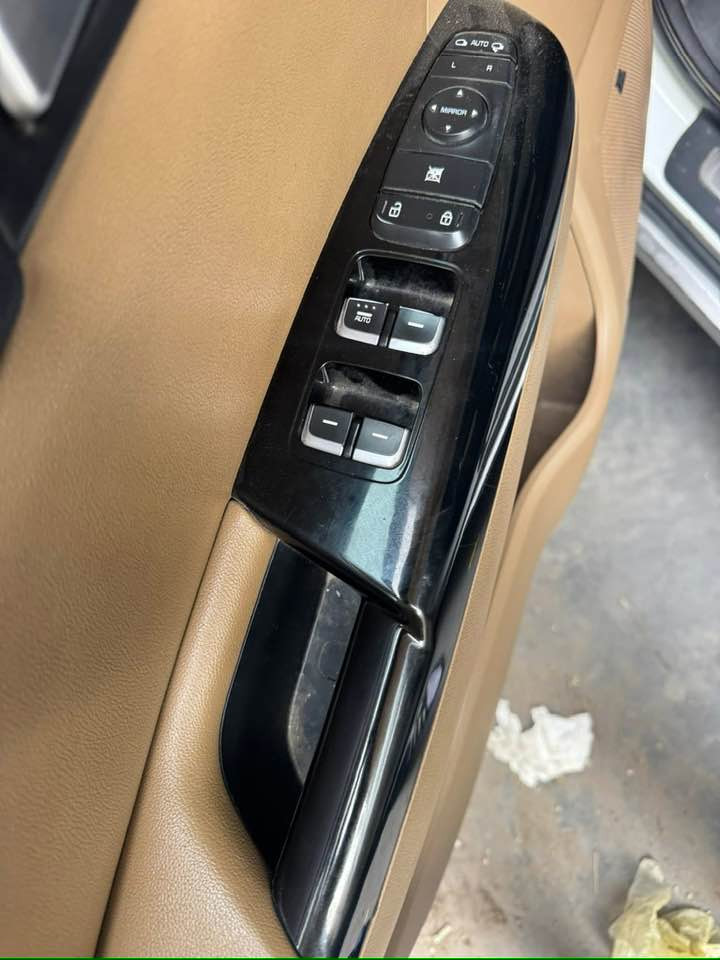 السلام عليكم سبورتج موديل 2019GT line فول مواصفات
بنوراما 
بصمه 
اشاير ترحيب
كشنات جلد كهربائية
قطعتين تبريد
صندوك كهربائيه
او تو هولد
فول الفول 
مكفوله عدا ملاحظات بسيطه والسونار يحكم بيناتنه
السعر 220 وبيها مجال بسيط
رقم الهاتف / *********** احمد السويعدي
