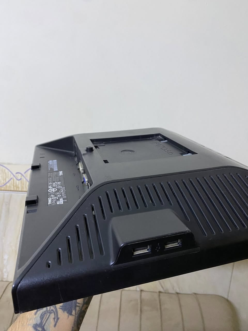 شاشة dell  شغالةكاملة ب30 الف وبلازمة بنسونك حجم 32 ب50 الف مكاني بغداد جميلة ***********
