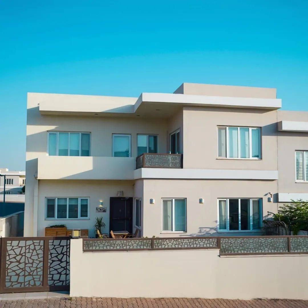 📢اعلان بيع بنظام التقسيط المريح📢

امتلك بيتك في مجمع (أتلانتك ستي) وعيش الراحة والخصوصية في ارقى مجمعات اربيل السكنية..

#المساحة 200متر مربع..
🔹3 غرف نوم وصالة 

#الموقع: طريق كوية ، قرب مدينة العاب ماجدي لاند

#التمليك لكل من يحمل الجنسية #العراقية 

 مساحات #خضراء واسعة ، وبيئة مثالية للسكن حيث الهدوء والهواء النقي والاجواء الطبيعية الخلابة

🔹خدمات المجمع  من جميع النواحي، الماء والكهرباء والحماية والتنظيف والادامة والصيانة الدورية و المستمرة والاستجابة السريعة لطلبات الساكنين واماكن ترفيهية للأطفال.. 
كذلك يوجد قرب المجمع  عربية وكوردية و إنجليزية (حكومي واهلي) أو مدارس بمناهج عالمية مثل الكامبردج وغيرها..
متوفر براندات و  متكاملة لكل ماتحتاجه العائلة من اسواق ومطاعم وكافيهات ومراكز صحية و قاعات رياضية وغيرها .

🔹العدد محدود فلا تفوت الفرصة لأمتلاك  واختيار مايناسب متطلباتكم (ركن - عادي - واجهة شروق أو غروب - مقابل حديقة - أو ركن ومقابل حديقة)

السعر يبدأ من $149,000 فقط ، ونسبة 35% من السعر الكلي تكون على اقساط لمدة 70 شهراً.

عند اتمام عقد الشراء يتحمل المشتري ((فقط السعر المقرر)) لا غير، بدون اي رسوم إضافية أخرى مثلا (اجور تحويل الملكية او عمولة الشركة او غيرهما)

ايضا توجد نماذج جاهزة للبيوت والتي من خلالها يمكن التعرف على جودة البناء والتفاصيل الاخرى للمجمع..

يكون موعد تسليم المشروع على قسمين , قسم بعد مرور سنة ونصف من تاريخ البوست.

.......................
للحجز والاستفسار يرجى الاتصال بالرقم 
📱 ***********

للمزيد من التفاصيل 
‏مراسلة الازدهار للتجارة والعقارات عبر واتساب. https://wa.me/9647805001551

اشتركوا بجروبنا لكي تجدوا كل ماهو جديد من العقارات في اربيل

https://www.facebook.com/groups/209548401902007/?ref=share_group_link

زوروا صفحتنا لكي لايفوتكم عروض عقارات اربيل

https://www.facebook.com/profile.php?id=100086984441793&mibextid=ZbWKwL
