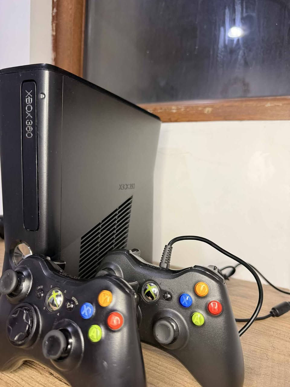 اكس بوكس 360 نضيف 100% يحتوي على جوستك اثنين  السعر 125 وبي مجال بسيط لطييين ***********مكاني كركوك ويوجد توصيل لجميع المحافظات العراق
