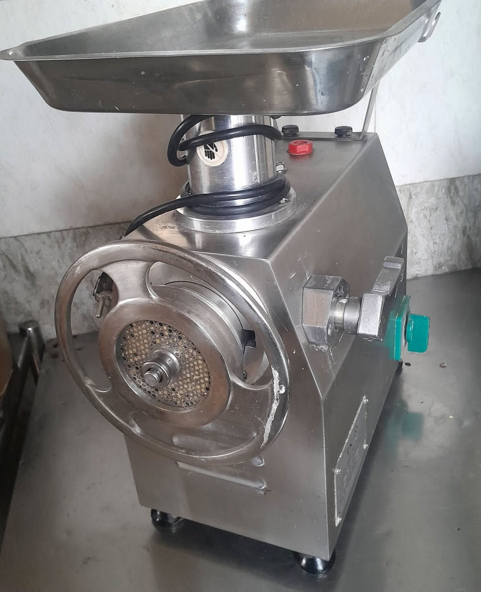 مثرامة حجم 22 نوع TK نظيفه جدا استخدام بسيط سعر 270 الف مكان بغداد للاتصال ***********
