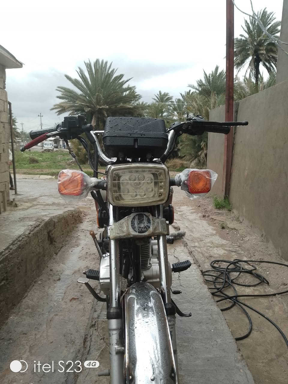 السلام عليكم للبيع دراجة سيفان 21دراجه كامله مكمله اوراق ومحرك خير من الله وكهربيات  كامله مكمله تايرات جدد صدر جديد شاده ابريك وره وجدام جديد دشبول جديد اشاير جديد اوياله جدد التصال عله الرقم ***********وسعره 370وبيهه مجال
