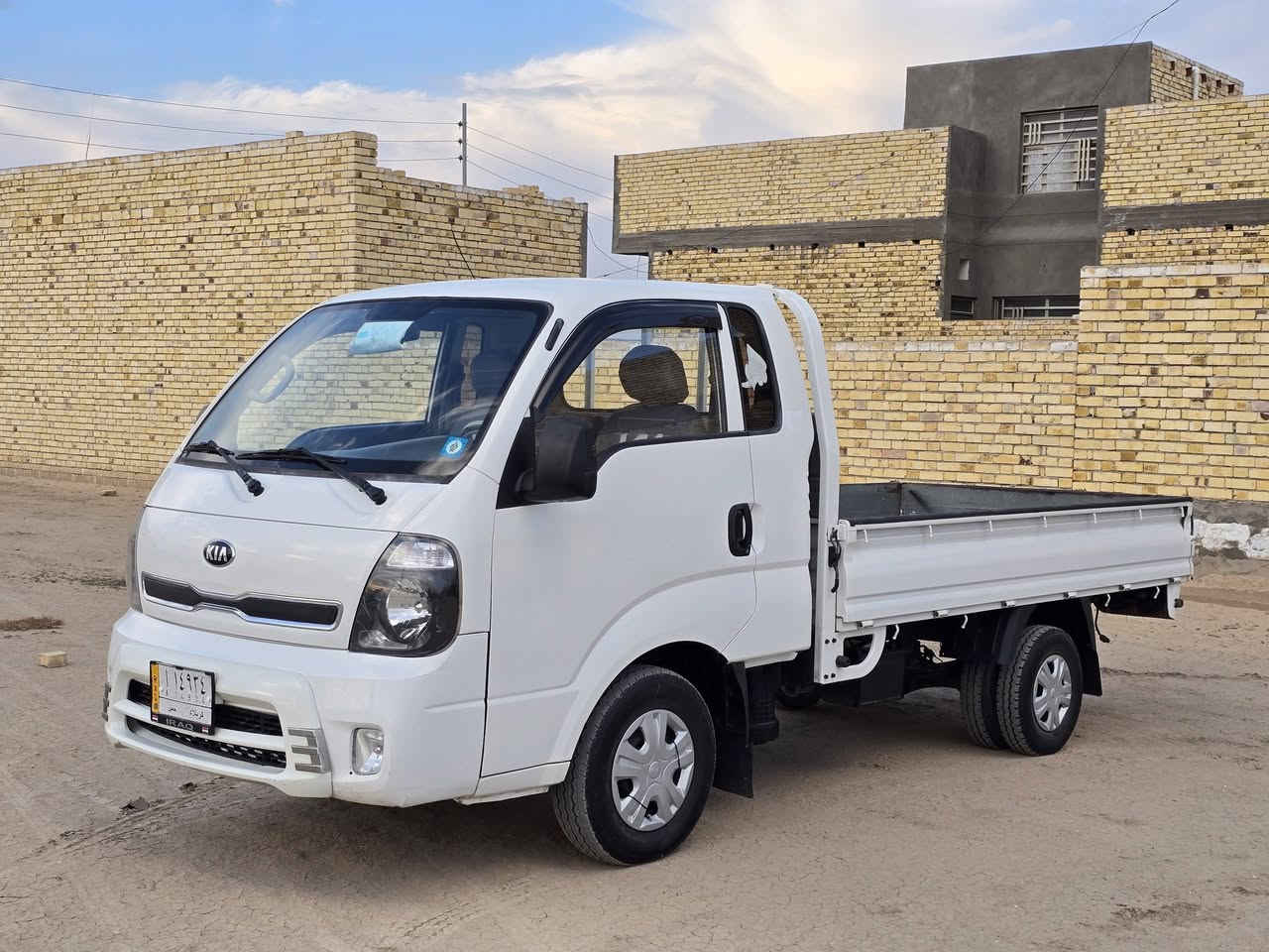 السلام عليكم
كيه موديل 2016 رقم كربلاء دولي 
سنويه مجدده 30 مشروع وطني 
مكفوله كفاله عامه سياره جديده 
كير محرك شرط 
حداديه تخم تاير شرط 
شاصي شرط 
دوشمه جديده 
السعر 115 وبيه مجال 
الاتصال *********** مكان ديوانيه
