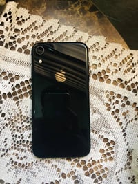 ايفون Xr مكفول ذاكره ١٢٨ وبطاريه ٧٥ وبعده تقره خدمه  وفيس ايدي شغال وك...