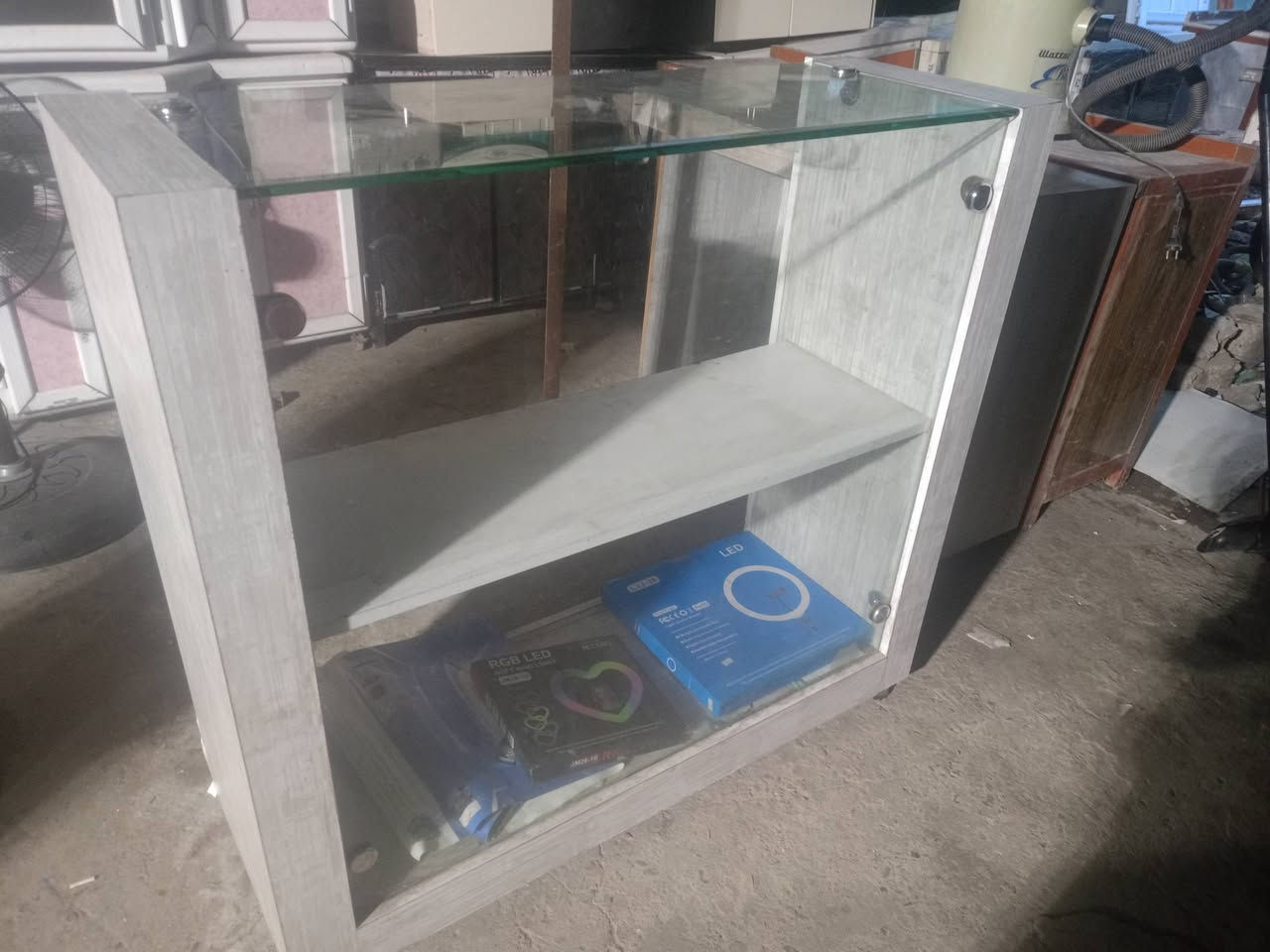 ميوزة محل موبايلات 4وسط1كبير ميز صيانه مع جام فوقو
الموقع حي الزهراء
الاستفسار *********** ***********
