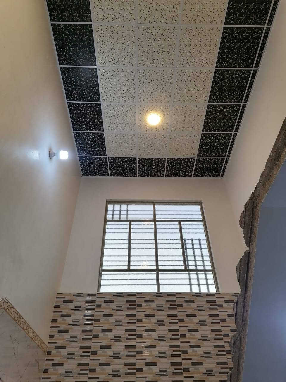 بسم الله الرحمن الرحيم
بيت للبيع طابو زراعي سند 25 قرار محكمة اكثرمن 300 متر 
الاستقبال 4×6
غرفتين 5×4
واحدة من الغرف سويت داخلي،، 
هول 5×4
مطبخ 5×4
مطبخ حار متر ونص × 3 ونص
صالة 3 ونص × 8
مدخل متر ونص × مترين ونص
صحيات خارجية مترونص× مترين ونص
حديقة كبيرة جدا ومرتبة
طارمة كبيرة  + كراج للسيارة
البناء حجر مرتب 
الرباط كونكريت
السقف كونكريت 
سيراميك وكاشي 
وسقوف ثانويه
العنوان الكوفة علوة الفحل خلف شارع الفلل في شارع المستوصف الايمان الصحي
والمنطقة هادة ومرتبه لسكن
السعر95مليون وبي مجال للشراي 
الاستفسار 
***********

