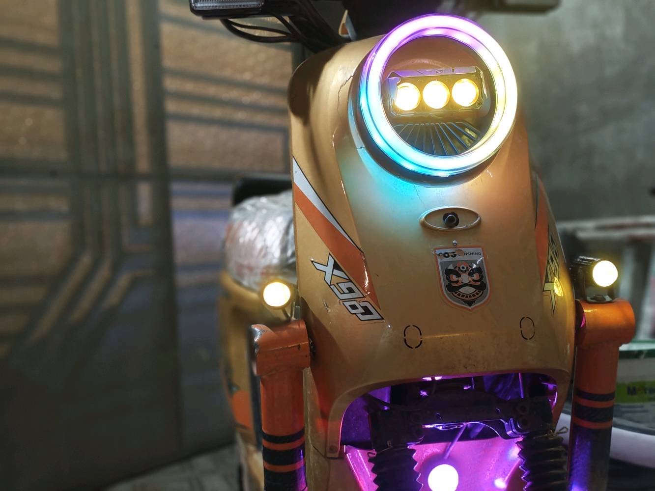 دراجة كهربائية موديل X96 جاهزة للبيع. تمتاز بأضوية LED ملونة تعزز المظهر العصري والجذاب. مناسبة للمشاوير اليومية وتتميز بالكفاءة في استهلاك الطاقة وهدوء الأداء. الدراجة بحالة جيدة جداً وتنتظرك لتكون رفيقك في الطريق.