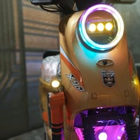 دراجة كهربائية موديل X96 جاهزة للبيع. تمتاز بأضوية LED ملونة تعزز المظ...