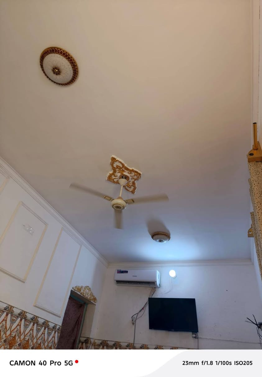 السلام عليكم بيت زراعي مساحته 120كامل خدمات متوفره  متكون من غرفه وصاله ومطبخ وصحيات ومنور ودوانيه كامله بس عوزه سكف وشيلمان موجود وياه   زديناويه خلف مدرسه صفي الدين قرب مجمع بشير  سعره 38وبي مجال بصيط ***********
