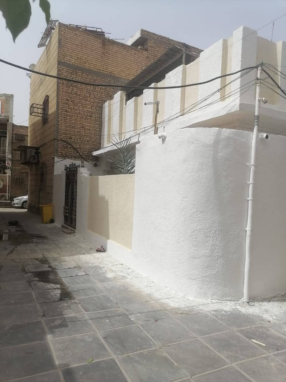 السلام عليكم 
بيت للبيع ركن في منطقة الصابئة قرب الدب

البيت مساحة ١٨٠ متر طابقين
يحتوي الطابق الاول على غرفتين و ثلاث حمامات و مطبخ و هول و ديوانية

والطابق الثاني مشتمل معزول باب خارجي ودرج منفصل 
على غرفتين و صحيات 

للتواصل و الاستفسار 
***********
