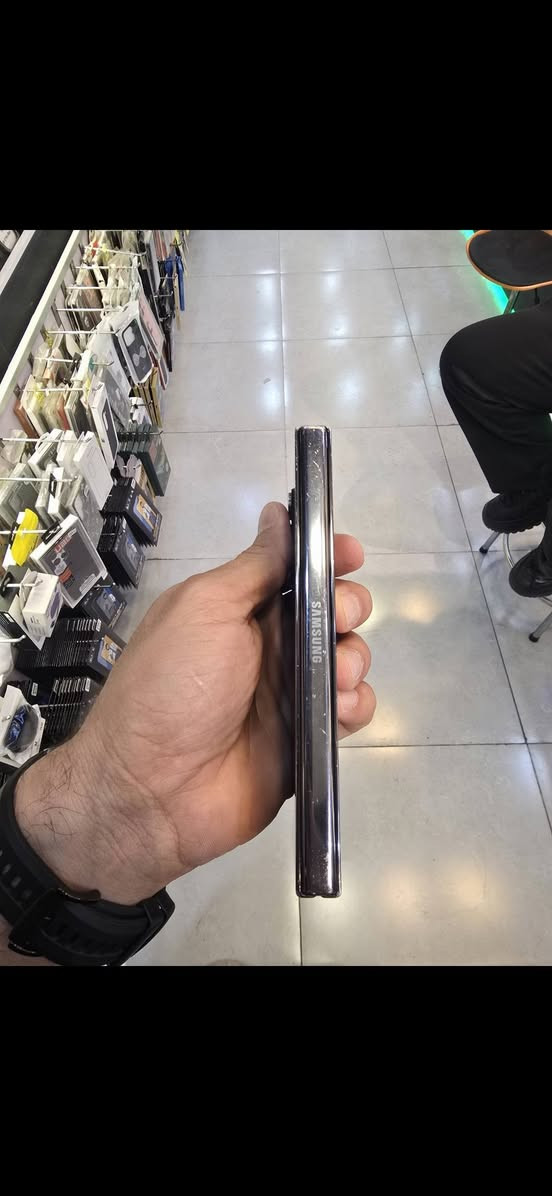 سامسونك Z fold5 للبيع بسعر 190 الف
الشاشه الداخليه(الكبيره) مكسوره وطافيه وباقي الجهاز شغال 100% بدون اي مشاكل او خلل علما ان الذاكره 256G وكاله عين الفهد 
الشاصي بي خدوش موضح بالصور مكاني بغداد حي الاعلام 
السعر 190 الف قفل غير قابل للتفاوض ***********
