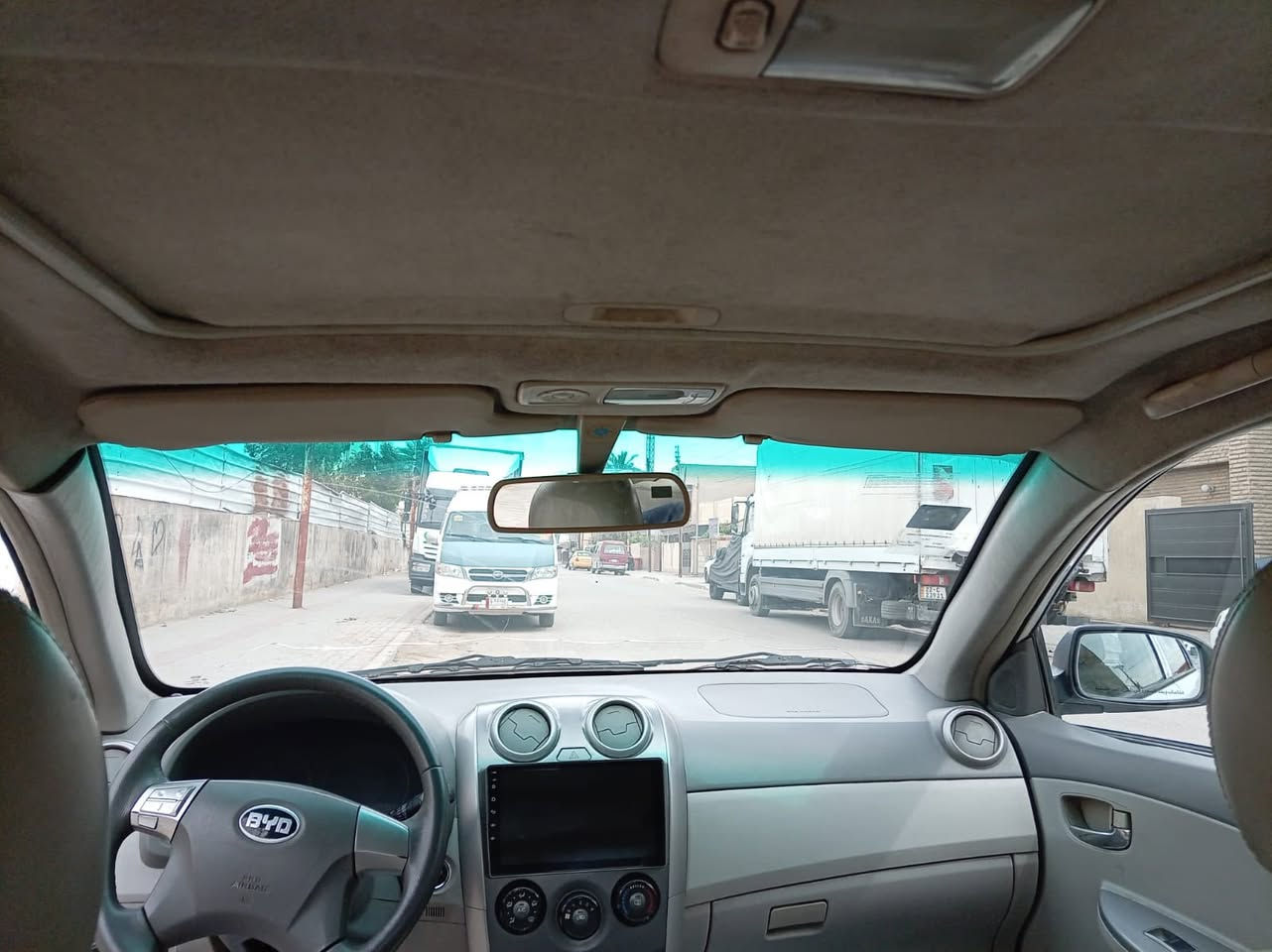 السلام عليكم 
سياره بي واي دي موديل 2013 بيضه
 مكينه وكير جاهزه وتبريد شغال 
السعر 58 وبيها مجال 
المكان الدوره شارع ابو طياره

اتصال : ***********
