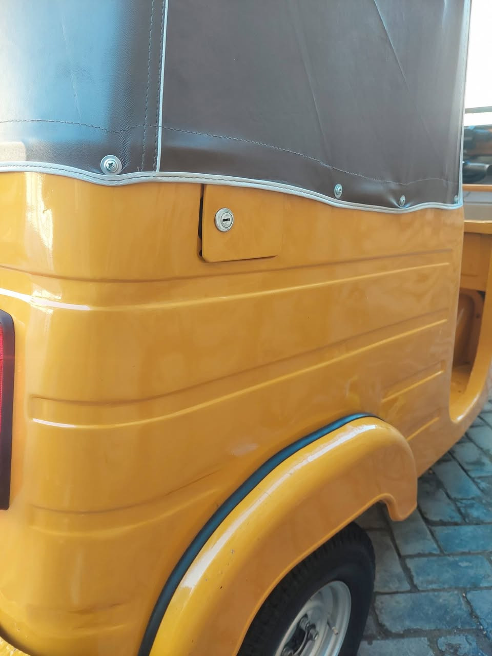 سلام عليكم 
تكتك معمره تعمير كامل مديل ٢٠ شهر ١٠ 
مصبوغه جماليه وغراضها كلها جديده 
سنويه لوحات ما مستلمهن 
قفلها ب٤
***********
