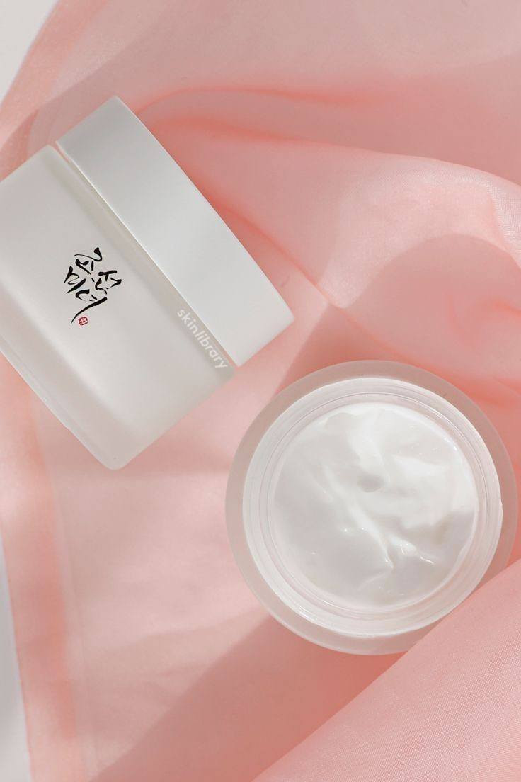 dynasty cream من beauty of Joseon 🤍
كريم مرطب من براند بيوتي اوف جوسون الكوري 🇰🇷🇰🇷
من افضل المرطبات عالميا يحتوي مرطب داينستي من بيوتي اوف جوسون على مستخلص ماء الارز الذي يساعد على تفتيح البشرة والقضاء على البقع الداكنه والتصبغات للبشرة مناسب لجميع انواع البشرة حتى الحساسة والحساسة جدًا لانه مصنوع من مواد مستخلصة من الطبيعة 

• يمنح قوامه ترطيبًا وتغذية عميقة وطويلة الأمد
• يوفر الرطوبة والتغذية من أعماقها. رطوبة طويلة الأمد غني بـ 2٪ نياسيناميد و 2٪ سكوالين 
• يوازن الزيت والرطوبة ويحمي البشرة من المؤثرات الخارجية
• توهج رقيق يوفر هذا الكريم لمسة نهائية لطيفة ولامعة. يخلق توهجًا طبيعيًا وصحيًا عند استخدامه مع كريم الأساس
* أمن على جميع انواع البشره حتى الحساسه 
* أمن على الحامل والمرضع 
المنشأ كوري🇰🇷اصلي💯
السعر 15 الاف 
🚘 يوجد خدمة توصيل لجميع محافظات العراق  🚘


**إذا كنت صاحب هذا الإعلان وتريد حذفه لأي سبب، رجاءا أرسل رسالة إلى الدعم الفني**