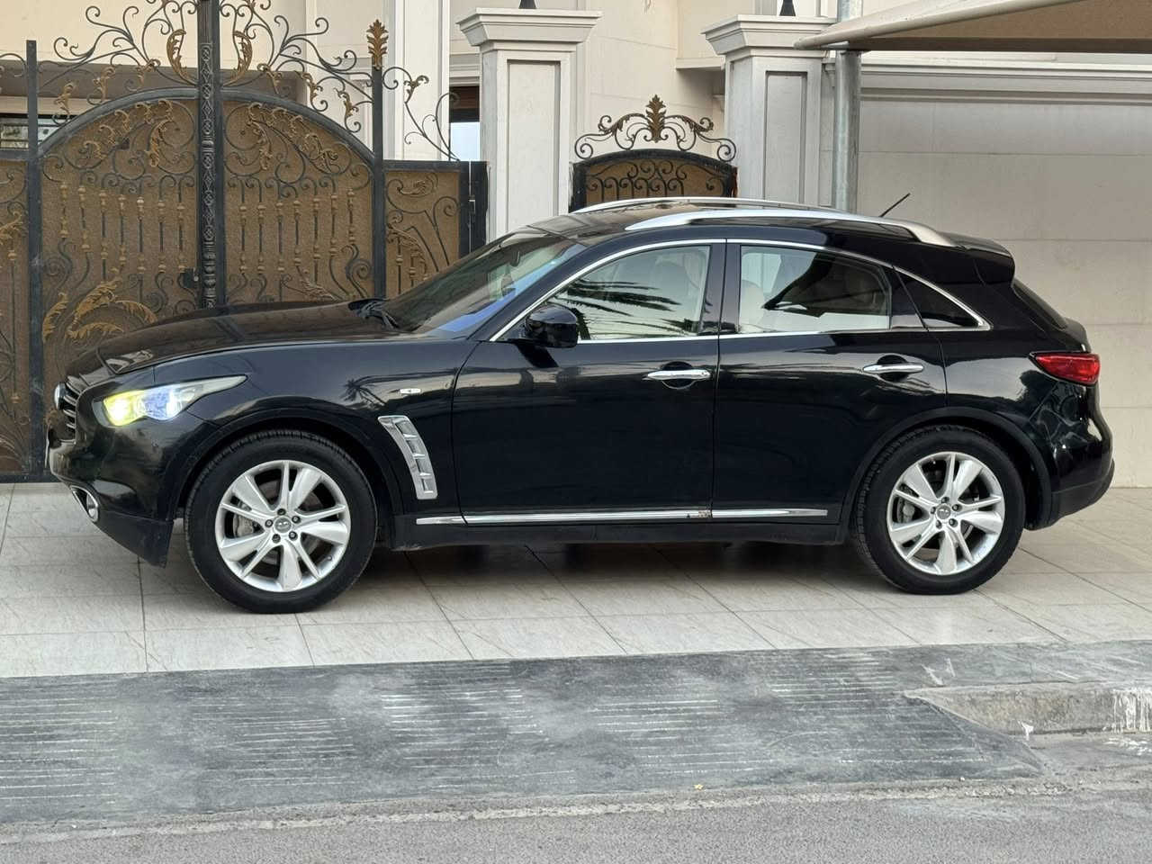 انفنتي FX 35
خليجي 2012 
 اعلى فئة 
عنوان بغداد العامريه
مكفوله من الحادث فقط بيها مكانات صبغ اثر جراد  
مابيها اي نقص 
هاتف ‭٠٧٨٧ ٩٧٧ ١١٩٩‬
السعر 100 /يعني دفتر 
مااتصور تلكون اقل من هذا السعر
