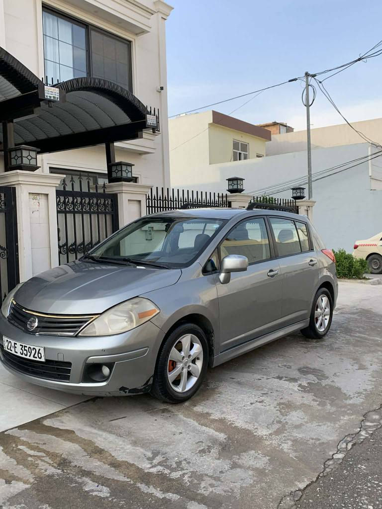 ڤێرسا مۆدێل 2012 
بەسمە و دوو کۆنتڕۆڵی لەگەڵ دایە
گێڕو مەکینەی بەشەرەت تەبریت بەشەرد
تەقەو ڕەقەی هەمووی بەشەرت
دەرگای بەسمە و دەبڵ فەقاس
شاشە ئایپاد و سوکان ڤۆڵیۆم
سەیارەکە زۆر پاک و خاوێنە سەنەوی نوێ کراوەتەوە تاکو 2028 
هەزەی تاکو 2028 بەسەر ناچێت
پێش و پشتی کەپس بەشەرەت 
دوو دەرکەی عیجامە ئەمن هەمووی بە عیجام ئەفرۆشم لۆ جوانی عیجام کرایە دوو بست سەر چەمڵەغی پشتی  لای سایەقی معجونە  
نرخی 90 $ وەرەقە 
ژ. *********** أربيل, العراق
