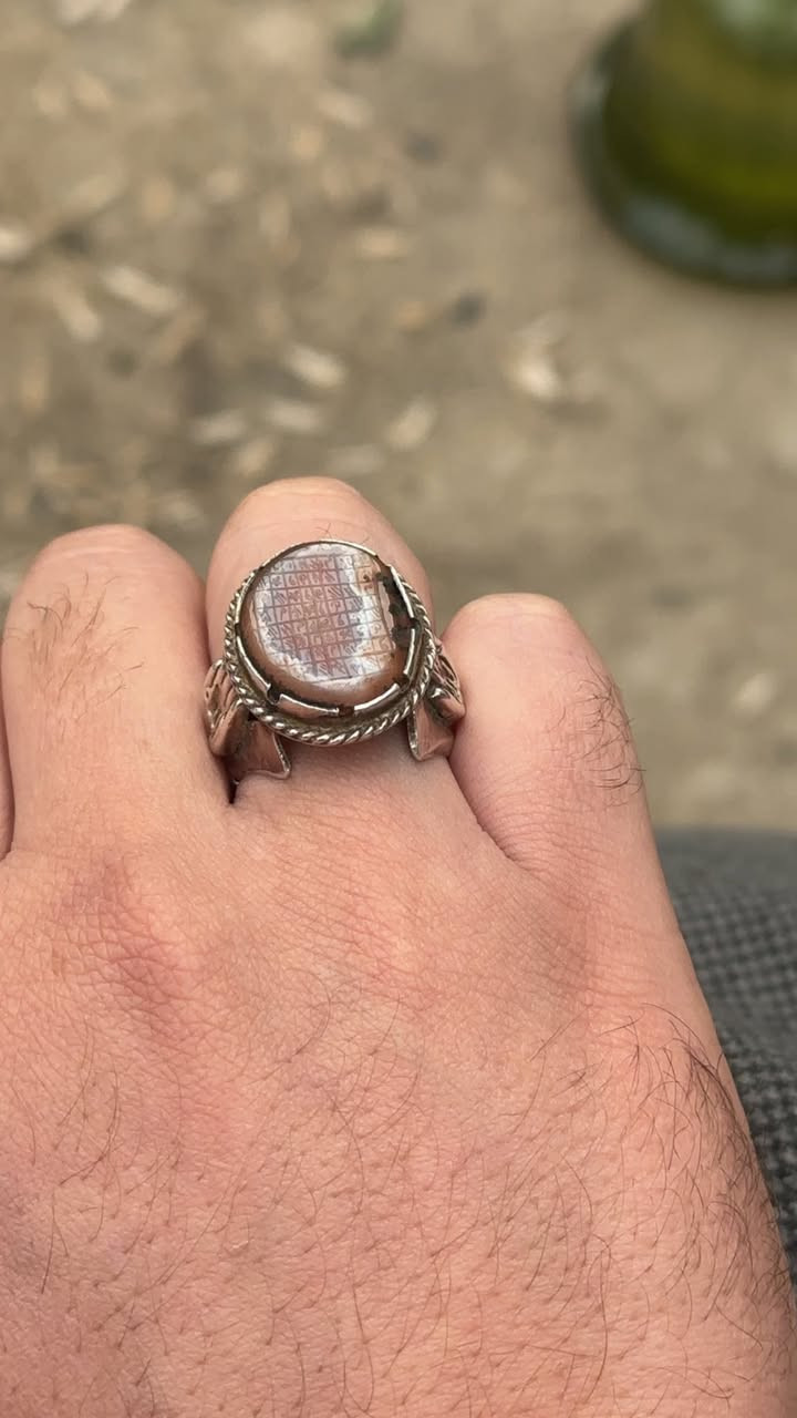 عقيق صمصام منقوش المثمن السليماني
صياغه ثقيله فضه الف عراقيه يدويه  
تفاصيل خاص او ع الرقم 
***********
