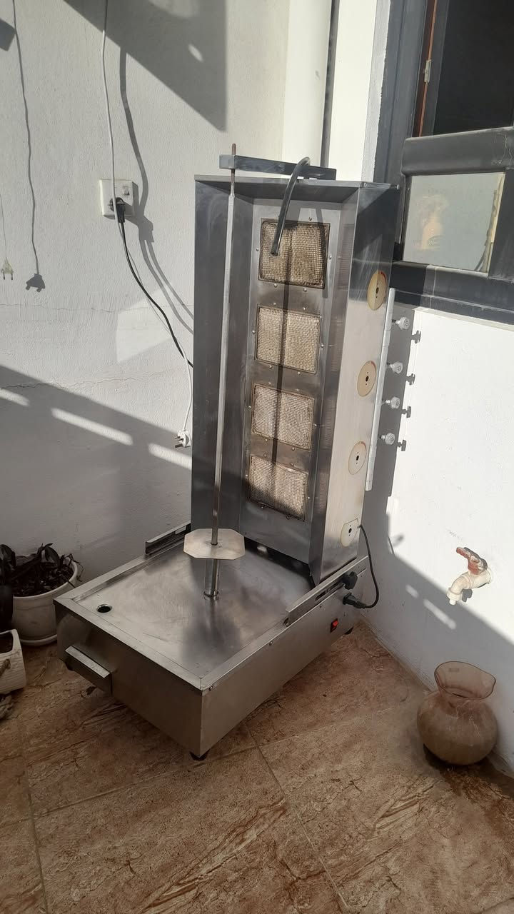 شواية گص نضيفه مثل ما موضح بالصورة
شيش دوار ماطور كهربائي ضهر متحرك كلش نضيفه 
السعر 230 قفل الشوايه جبيرة مو زغيرة 
رقم تلفون (***********)
