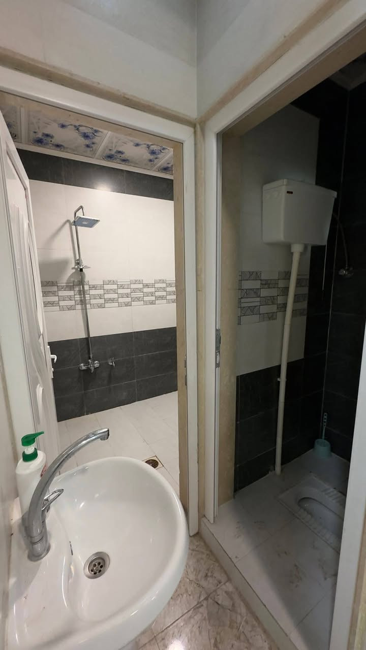 السلام عليكم بيت يجار في الصديق طابق ارضي غرفه هول مطبخ صحيات وستقبال بناء 🏢 حديث فول فول موقع مميزه خلف منتزه الصديق التواصل ***********اسيا ***********
