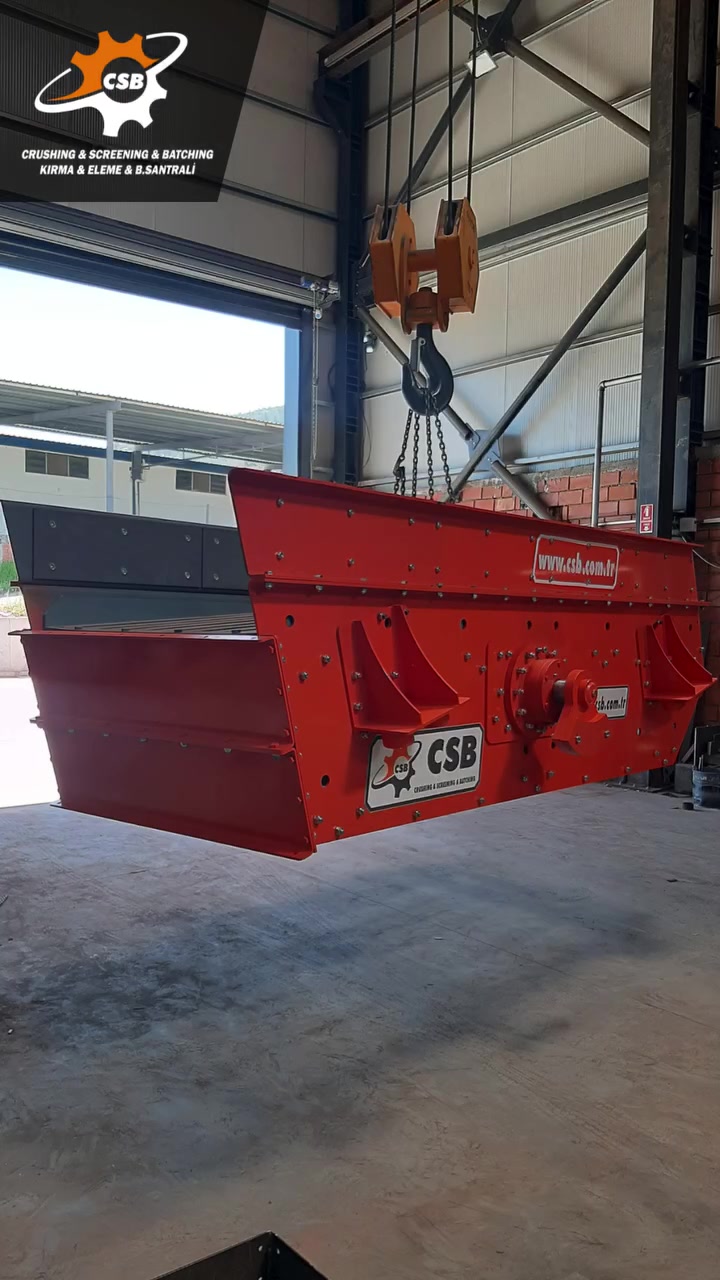 ⚙️ الغربال الشبكي الاهتزازي ( الهزاز )  CSB - Grizzly Screen
 يُستخدم في محاجر التكسير بين المغذي والكسارة الأولية أو قبل الكسارة الثانوية. يقوم بفصل الاحجار الناعمة والصغيرة التي لا تحتاج إلى التكسير، مما يقلل الحمل على الكسارات ويحسن كفاءة النظام.

الغرابيل الاهتزازية مصممة بطبقتين ويتم تصنيعها بأحجام وسعات مختلفة. تتكون الطبقة العليا من قضبان شبكية فولاذية أو حديد مصبوب قابلة لضبط المسافات، بينما تتكون الطبقة السفلية من شبك غربال فولاذي، مما يوفر عملية غربلة أولية فعّالة.
---------------------------------------
 📌 لمزيد من المعلومات: 
www.csb.com.tr 
📧 info@csb.com.tr 
☎ هاتف: 00902366060650 
✅ واتساب: 00905321579962 
---------------------------------------
 #machinery #machine #industry #mining #quarry #aggregate #taş #crusher #kırma #crushing #screening #screen #sandcatcher #conveyor #kumtutucu #plant #hopper #tertiary #construction #kum_tutucu #engineering #sand #makina #makine #imalat #kum #madencilik #agrega #beton #tersiyer


**إذا كنت صاحب هذا الإعلان وتريد حذفه لأي سبب، رجاءا أرسل رسالة إلى الدعم الفني**