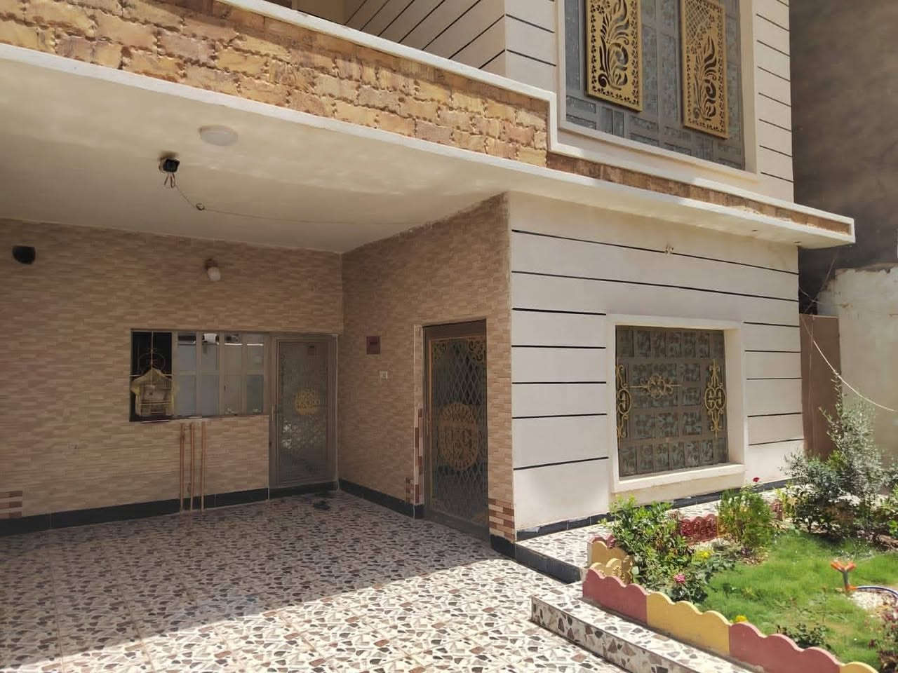 السلام عليكم دار للبيع طابقين مساحة 200م واجه 10م ونزال 20م بناء حديث طابوق يحتوي على حديقة وكراج ومطبخ وصالة وهول وحولي وغرف نوم عدد 6وصحيات عدد 3 وترك ارضية سيراميك العنوان أبوغريب النصر والسلام الحصوة الاولى  على شارع تبليط ***********
