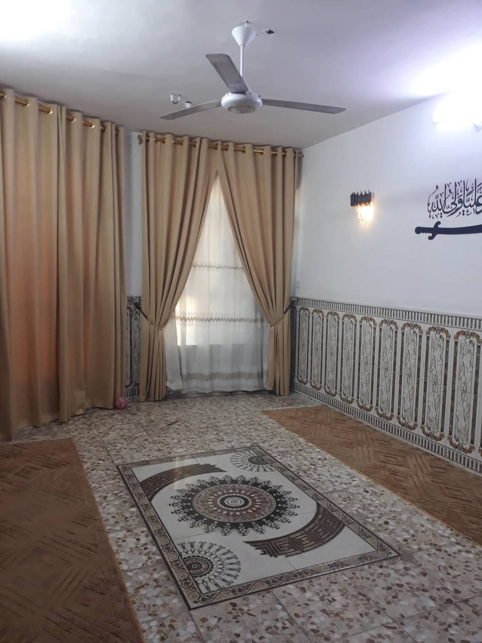 السلام عليكم ..دار طابقين كامل جنس الارض طابو صرف زراعي وكاله
عنوانه الزعفرانيه زراعي حي الزهور زراعي ناظم الطيب 
ماء ٢٤ ساعه 
مجاري 
كهرباء 
باقي ٧ ايام ويدخل الاكساء للشوارع
الدار مكون من طابقين ٦ غرف نوم واستقبال وصاله ومطبخ وكراج يسع سياره للتفاصيل اكثر الاتصال ***********

