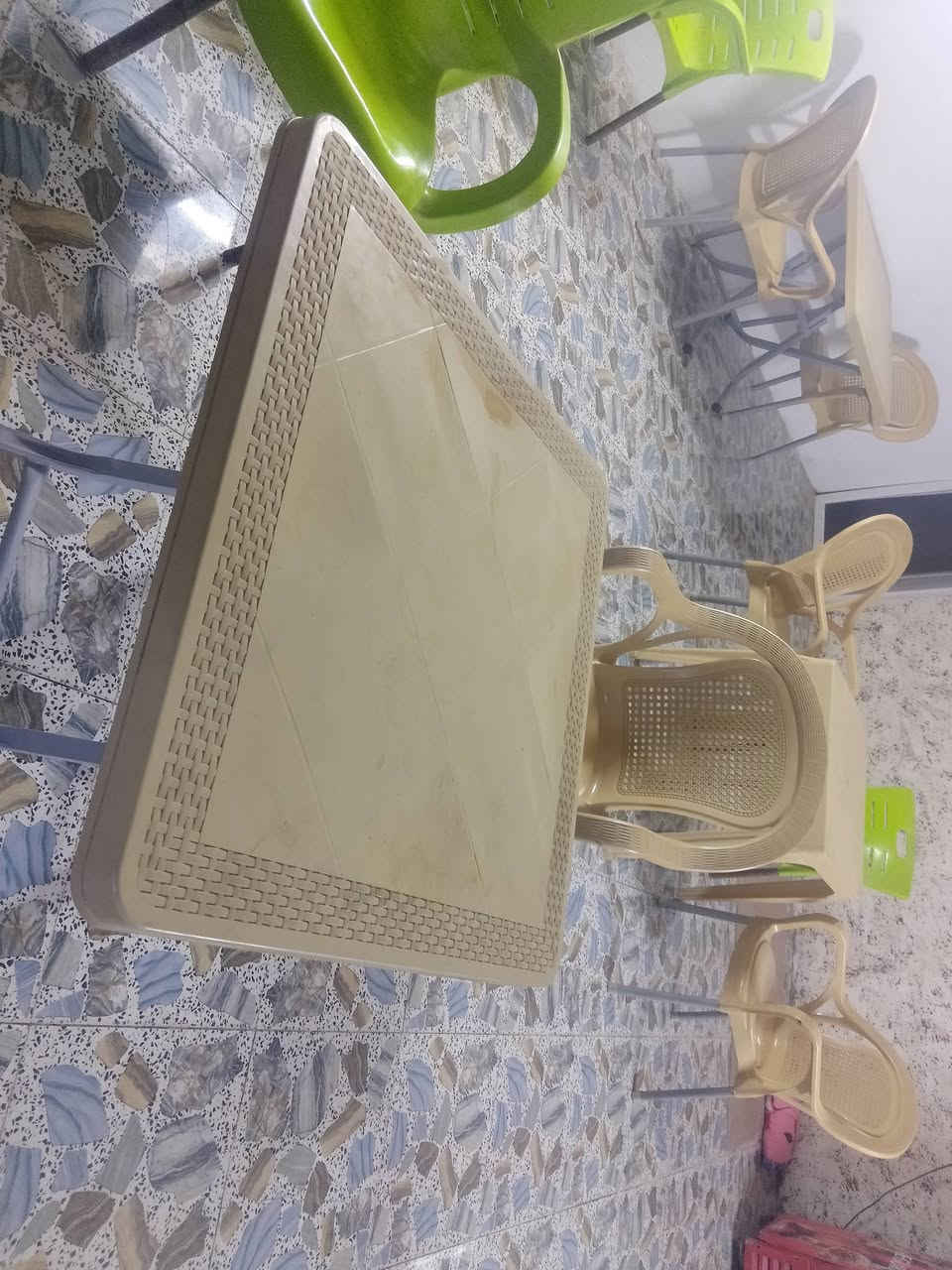 للبيع غراض مطعم كامله ونضيفه للبيع
***********

