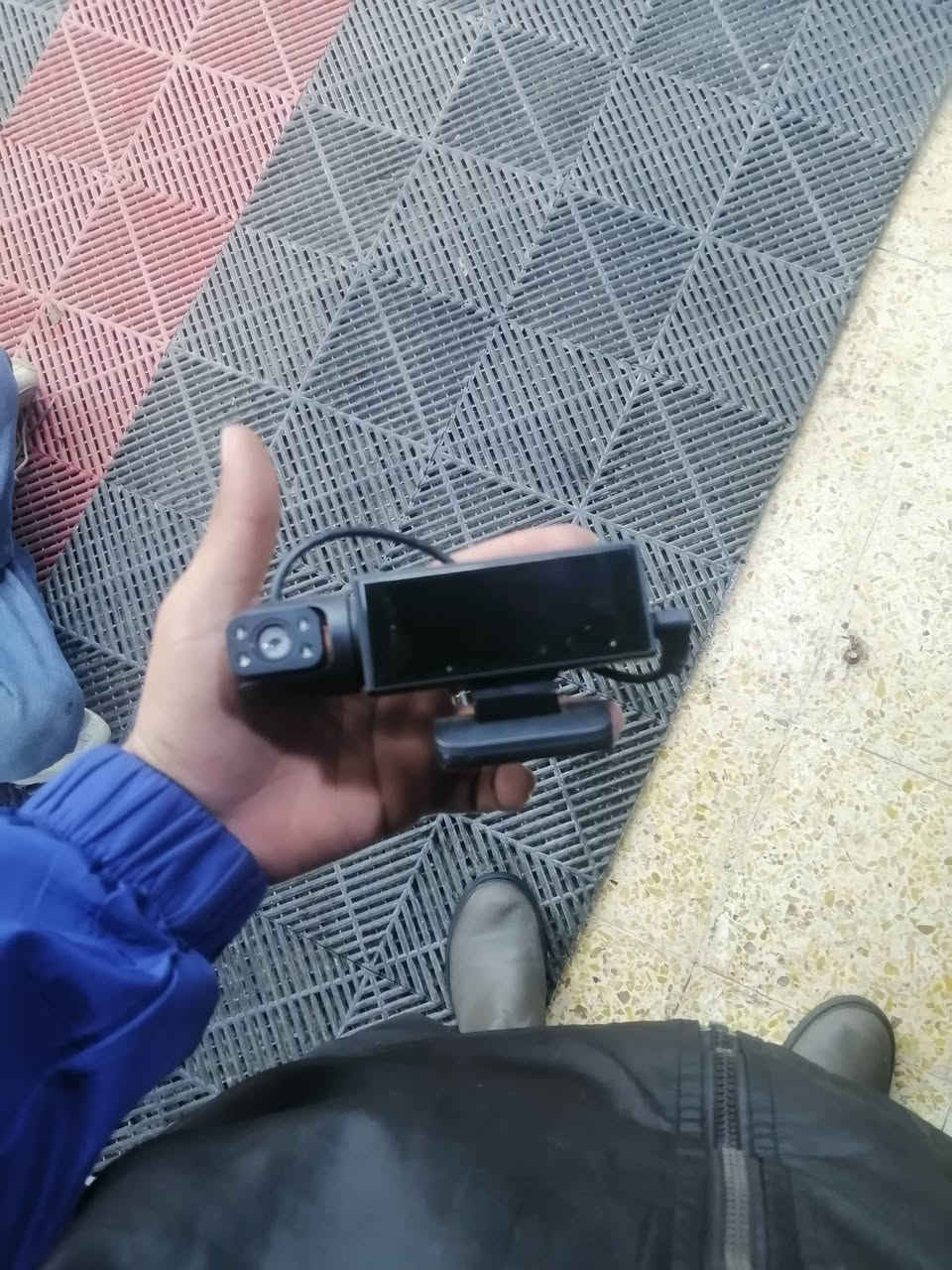 السلام عليكم داشكام للبيع وياها الشاحنه والقاعده سعرها 30 ويه التوصيل للاستفسار***********
