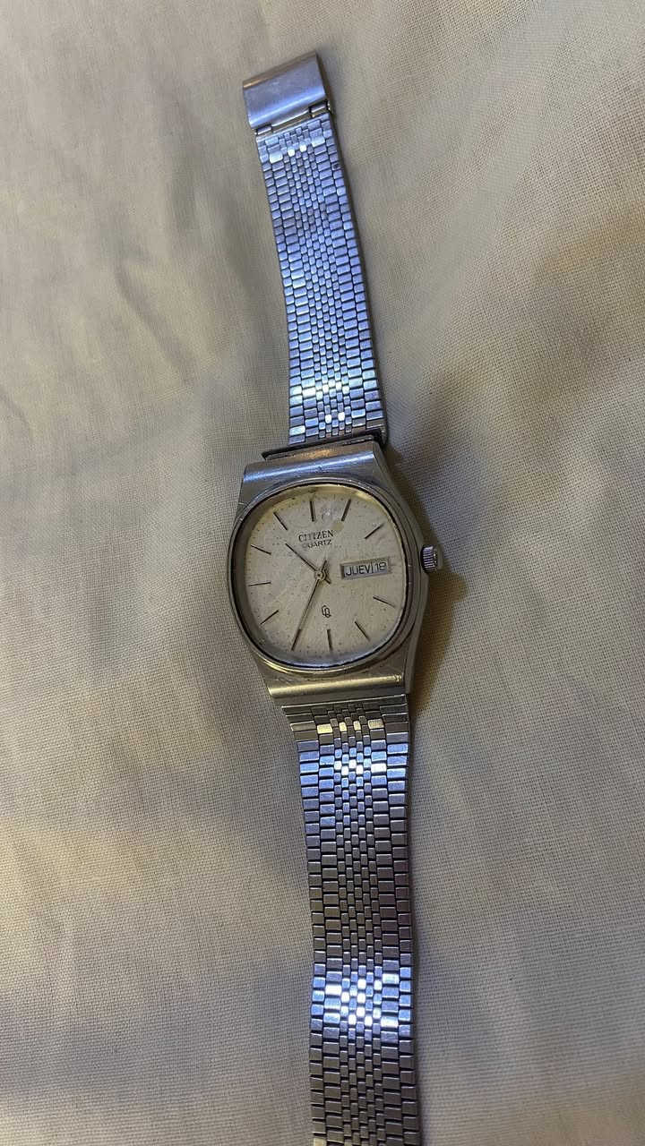 معروض للبيع ساعة سيتيزن (Citizen) كوارتز يابانية أصلية (Vintage)، بتصميم كلاسيكي ناعم وأنيق.
أبرز تفاصيل الساعة:
 الماركة: Citizen Quartz (ياباني أصلي بالكامل ومحفور بالخلف Japan).
 الميناء: لون فضي صدفي مميز يحتوي على نافذة لعرض التاريخ واليوم (تاريخ ثنائي).
 السوار: الساعة تأتي مع سوارها الفولاذي الأصلي المختوم باسم الماركة (الشدة بلادها) وقابل للتعديل بسهولة.
 الهيكل: فولاذ مقاوم للصدأ (All Stainless Steel).
 رقم الموديل/الماكينة (حسب النقش الخلفي): 4-162047


**إذا كنت صاحب هذا الإعلان وتريد حذفه لأي سبب، رجاءا أرسل رسالة إلى الدعم الفني**