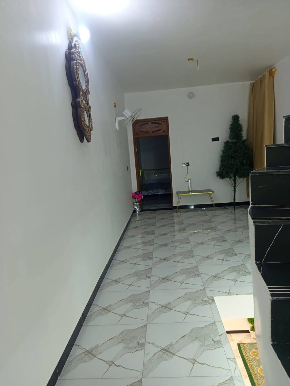دار زراعي  للبيع  مشمول بل تطويب🏠100متر
طابقين 5×20  يحتوي على 3غرف ستقبال تخاريج داخليه وخارجيه صاله عدد 2+مطبخ 
بناء 🧱 جديد درجة أول خدمات كامله مدارس 🏫اهليه حكوميه 
مقابيل قريته الغدير عمود 253
خلف محطه بركات الغدير 
الأساس صب مركزي 🏗️السقف كذالك صب مركزي جسور على 30سم جسور مخفيه 
درجان دور مكسر 🪜
طابق الأول غرفه+صاله+استقبال+مطبخ 
صحيات داخل وخارج 
الطابق الثاني غرفتين 2+صاله 
باقي التفاصيل مثال ما واضحة بل صور 
الإستفسار ***********امير الكعبي+واتساب
