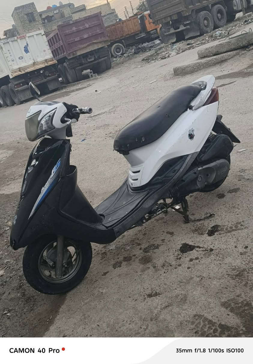 سلام عليكم دراجة بريز ببغاء نضيفة مكينة ناعمة وصافية يرادلها فقط بكلايت خلفي كهربائيات شغالة كلهة السعر450 وبيهة مجال كلش قليل مكاني بغداد العبيدي 
الرقم *********** سستم كامل شغال
