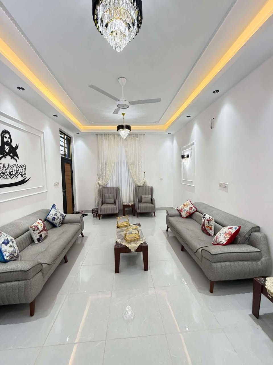 بيت طابقين بناء حديث 
يحتوي الطابق الأول
غرفه نوم 
كندور 
استقبال
مطبخ 
صحيات خارجيه وداخليه
الطابق الثاني 
غرفتين نوم 
كندور 
سطحين
بيت درجه اولى
العنوان تقاطع شريف ع مجمع الامير السكني 
مجمع كامل الخدمات تبليط ماء اناره ليليه مدرسه اهليه حضانه وروضه مستوصف المساحه 150م
طابو زراعي سند 25 تحويل مباشر
تفاصيل اكثر 
***********اتصال 
***********وتساب
