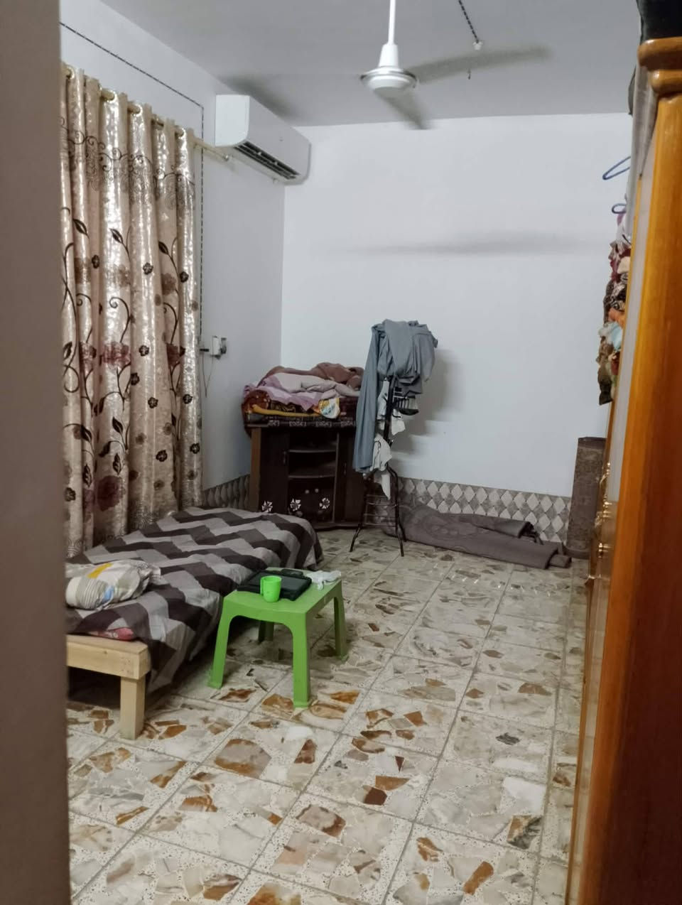 سلام عليكم بيت اللبيع مساحه 200متر طابو زراعي قرار 25يحتوي علئ غرفتين نوم صاله ومطبخ وبراني طابوك درجه اوله صب كونكريت 3رباطات مدارس عدد 2كهرباء ماي داخل ضمن مربع الكوفه العنوان الكوفه الصوب الصغير منطقت البو نعمان قرب مدرسة المقداد الستفسار انتصل علئ رقم ‏‪***********‬‏
