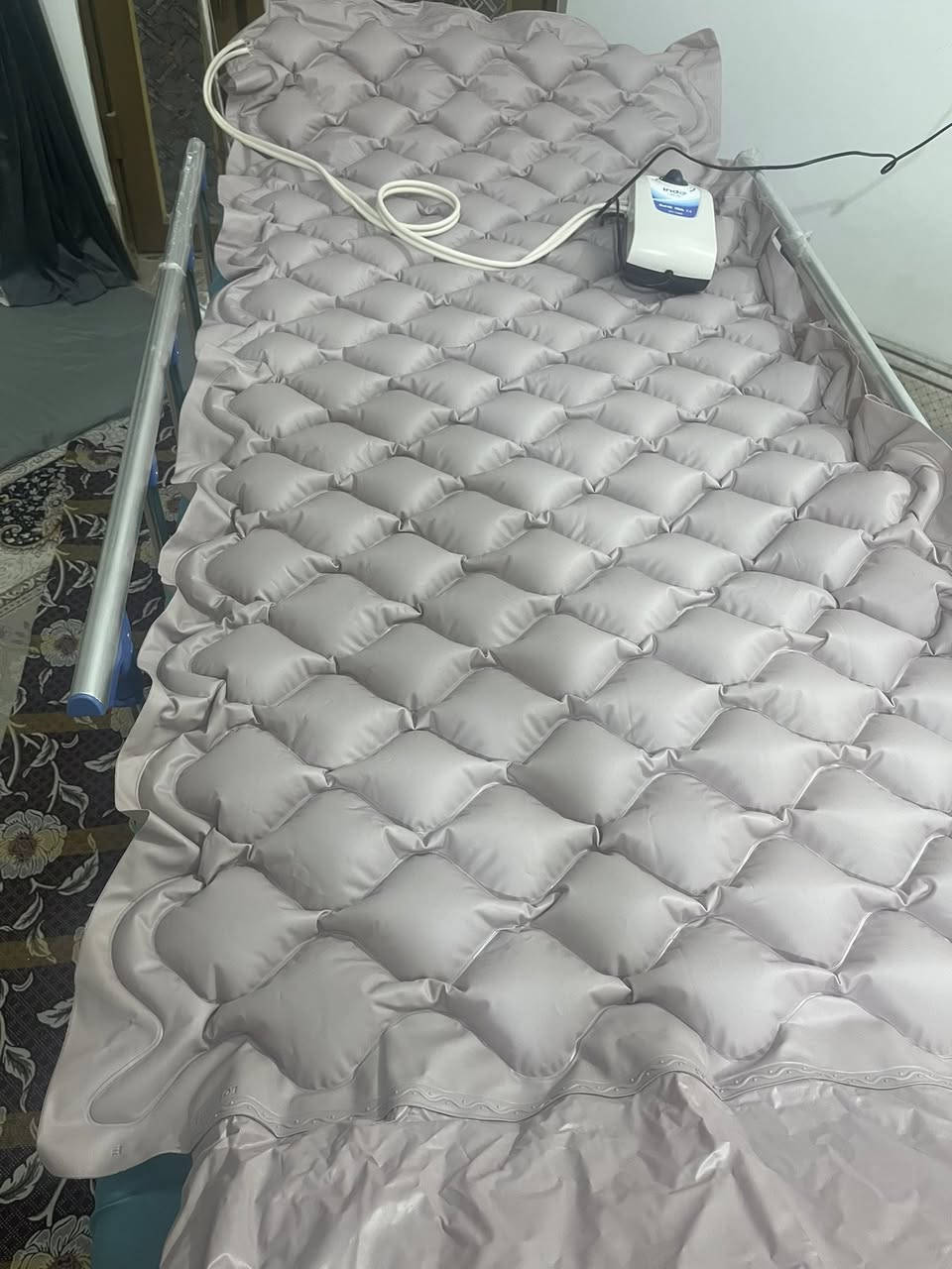 السلام عليكم 
‎سرير طبي متكامل ٧ حركات يشمل : 
‎✅ فراش طبي 
‎✅ رفع الضهر 
‎✅ رفع او تنزيل الارجل 
‎✅ تقليب المريض يمين او يسار 
‎✅ ستاند مغذي 
‎✅ طبلة طعام خشبية 
‎✅ حواجز جانبية لمنع السقوط 
‎✅ سطل قضاء الحاجة ‎
زائد فراش تقرحات طبي 
من فوائده انه يقي المريض من قرحة الفراش ✅
يعمل لفسح المجال الأوكسجين بالمرور تحت جسم المريض✅
يمنع وبصوره نهائية البكتريا من التمكن من جسم المريض✅
  السعر ٤٥٠الف 
‏***********
