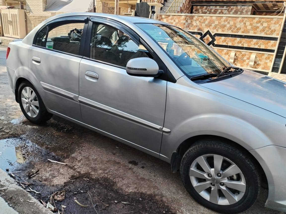كيا ريو موديل 2012  للبيع داخل برايد 
محرك 14 سياره نضيفه لاكن بيها تقحيل خفيف بالسقف 
السعر: 100 وبيها مجال للطيبين 
الاستفسار: ***********.. اسيا
***********.. كورك
