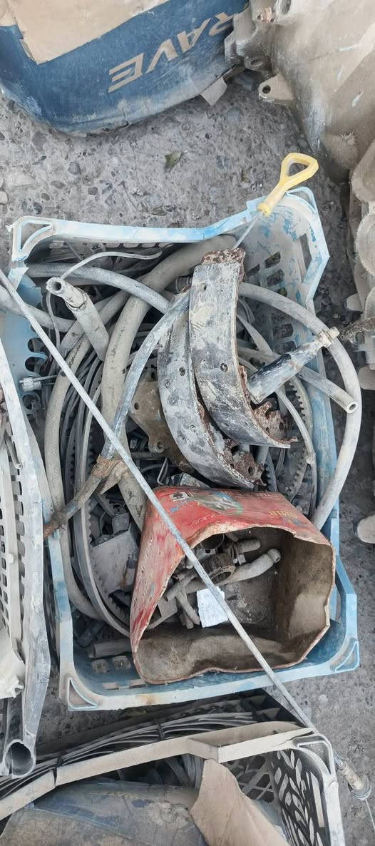 السلام عليكم / غراض كيه سبورتج للبيع👇
كير عادي عدد 2/ اويل بم مال مكينه ميكر عدد 2 / كور مال مكينه مسكر عدد 2 / تايرات مستعمله عدد 6 / دعاميه اماميه /
درع امامي / تانكي حديد هوه والقاعده مالته والدرع / شيال مال سبير / غطه مال سبير / دشبول فارغ مثل ما موضح بالصوره / وهذني الصناديك بيهن قوايش ونوزلات وبلي مال راس كرنك وكمبريسر ووقواعد مال بور ستيرن وقاعده مال كمبرسير وقاعده مال فلتر وقاعدة اذان ووهواي شغلات / مكينه كايمه بيها بلي مال راس كرنك وادينمو وكوع مال مي والكور جديد مالتها / كل الغراض الي يحب يشتريهن ابيعهن كلهن


**إذا كنت صاحب هذا الإعلان وتريد حذفه لأي سبب، رجاءا أرسل رسالة إلى الدعم الفني**